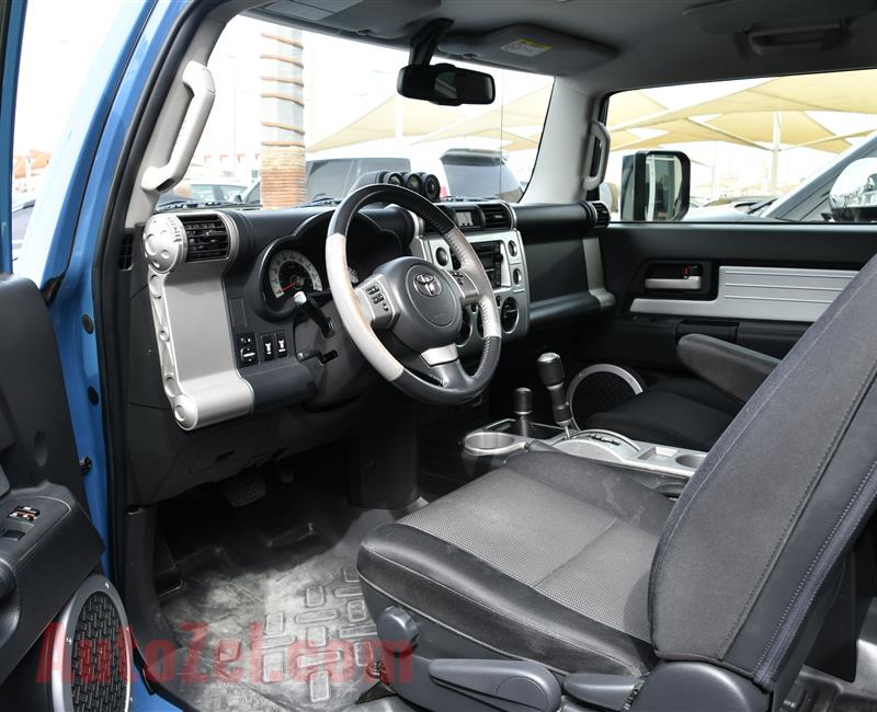 TOYOTA FJ CRUISER- 2013- BLUE- 160 000 KM- GCC SPECS