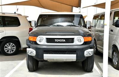 TOYOTA FJ CRUISER, V6- 2012- BLACK- 133 000 KM- GCC