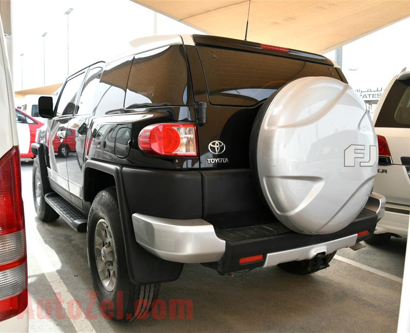 TOYOTA FJ CRUISER, V6- 2012- BLACK- 133 000 KM- GCC