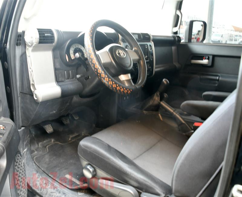 TOYOTA FJ CRUISER, V6- 2012- BLACK- 133 000 KM- GCC