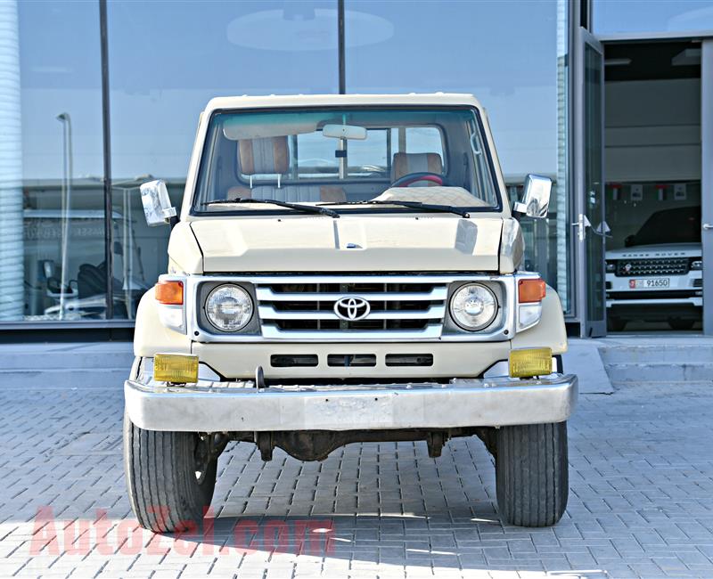 TOYOTA HILUX MODEL 2002 - BEIGE - 260,000 KM  - GCC 