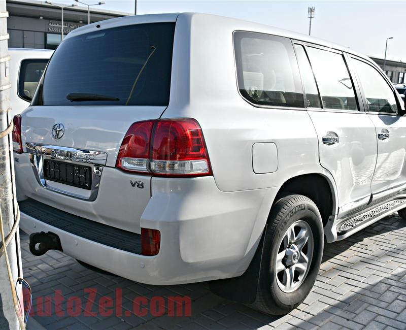 LAND CRUISER MODEL 2011 - WHITE - 419,000 KM - GCC 