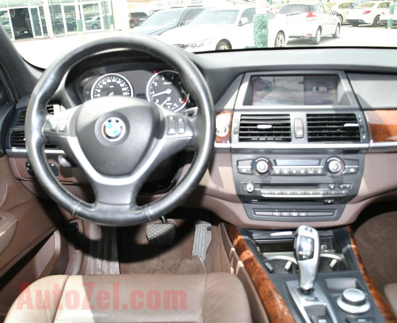 BMW X5 4.8i - AED 32,000