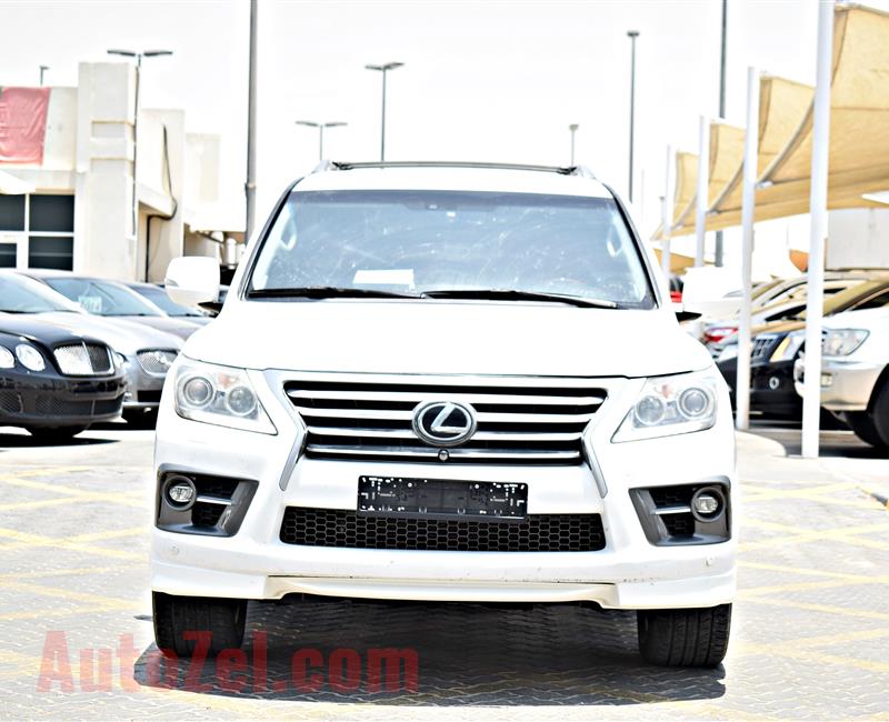 LEXUS LX 570 -  WHITE - 32,000 KM -  V8 - GCC 