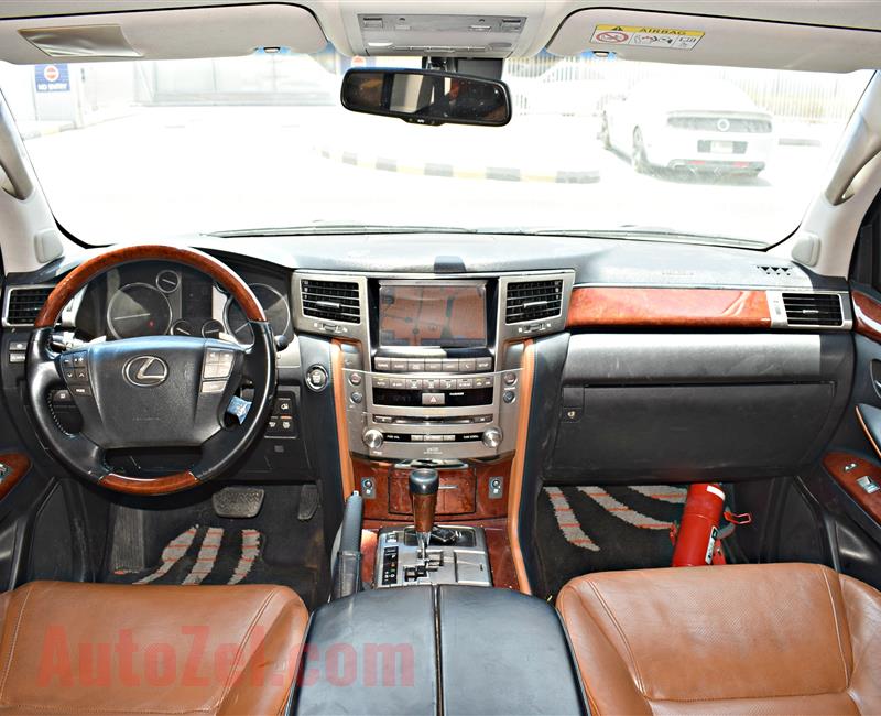 LEXUS LX 570 -  WHITE - 32,000 KM -  V8 - GCC 