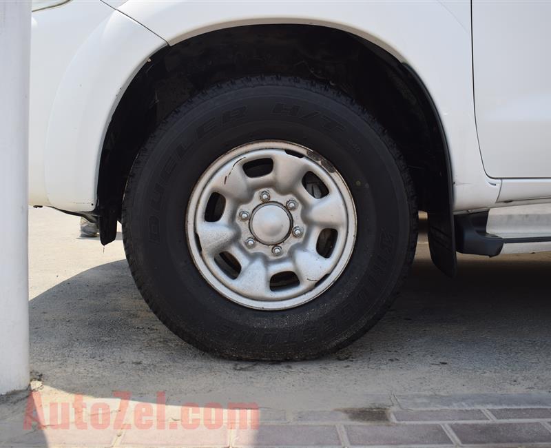 TOYOTA HILUX PICK UP 4X4 GLX, V4- 2014- WHITE- 200 000 KM- GCC