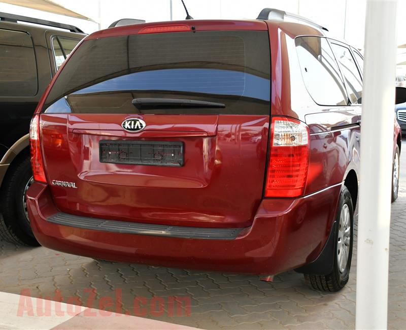 KIA CARNIVAL- 2014- RED- 149 000 KM- GCC SPECS