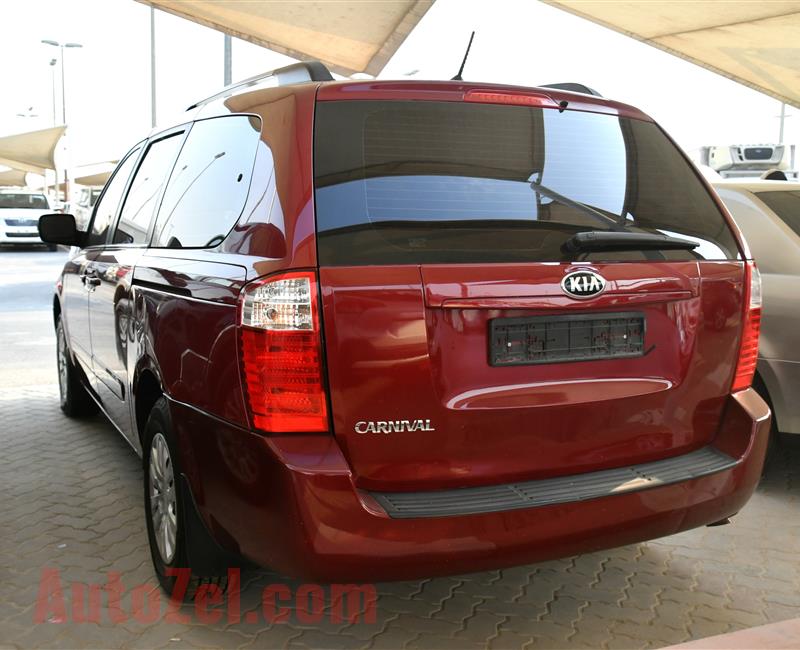 KIA CARNIVAL- 2014- RED- 149 000 KM- GCC SPECS