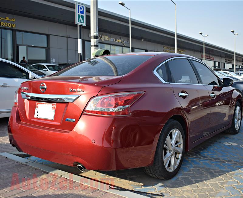 nissan altima model 2013 - red - 250,000 km - v6 - gcc 