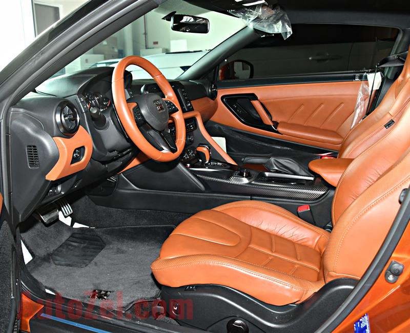 NISSAN GTR MODEL 2017 - ORANGE - 14,000 KM - V8 - GCC 