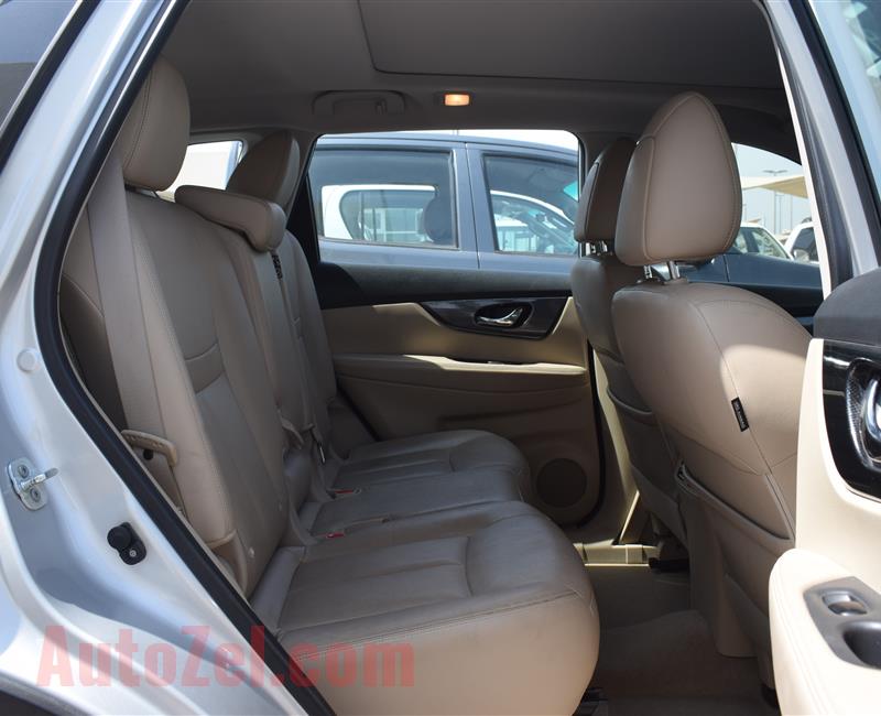 NISSAN XTRAIL- 2015- SILVER- 207 000 KM- GCC SPECS