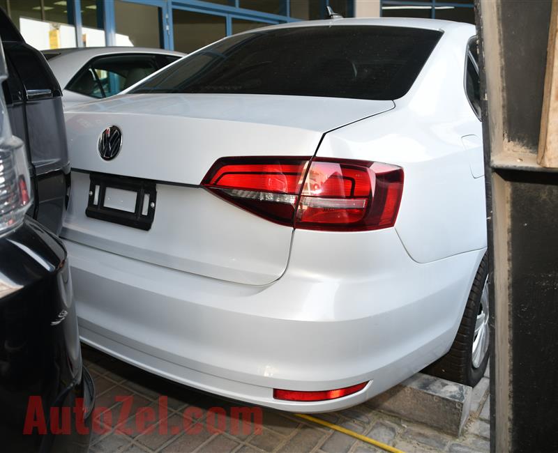 VOLKSWAGEN JETTA- 2017- SILVER- 7 000 KM- GCC SPECS