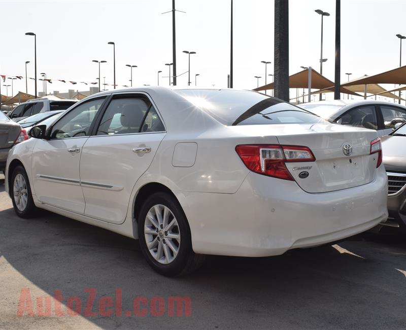 TOYOTA CAMRY- 2013- WHITE- 80 000 KM- GCC SPECS