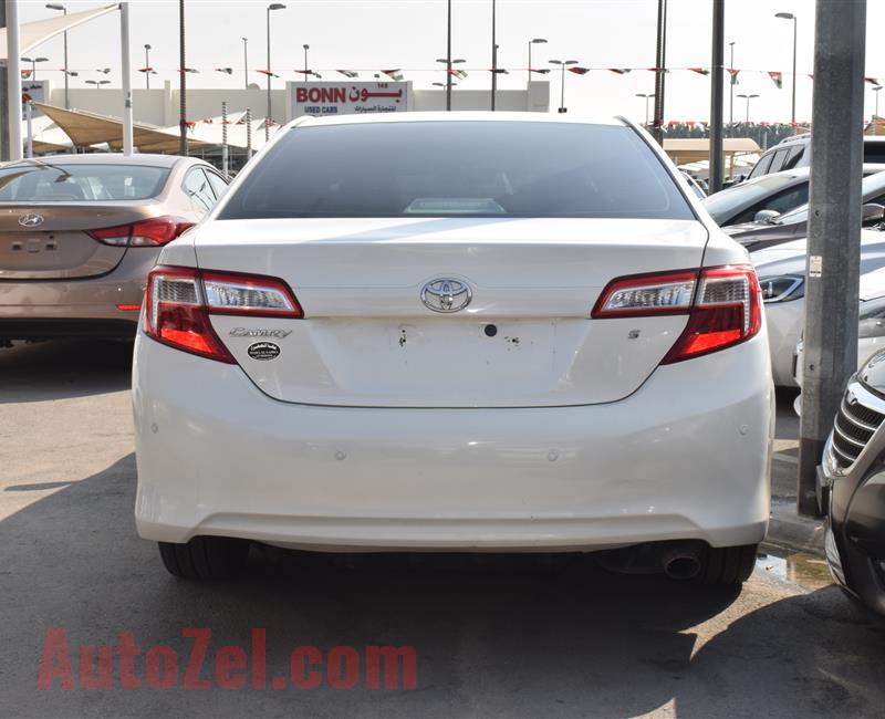 TOYOTA CAMRY- 2013- WHITE- 80 000 KM- GCC SPECS