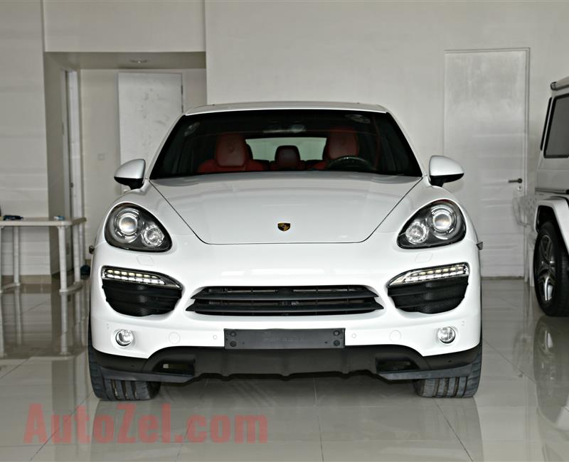 PORSCHE CAYENNE  MODEL 2014 - WHITE - 200,000 KM - V8 - GCC 