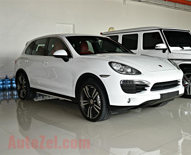 PORSCHE CAYENNE  MODEL 2014 - WHITE - 200,000 KM - V8 - GCC 