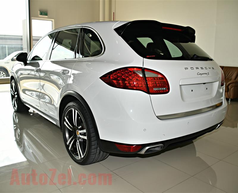 PORSCHE CAYENNE  MODEL 2014 - WHITE - 200,000 KM - V8 - GCC 