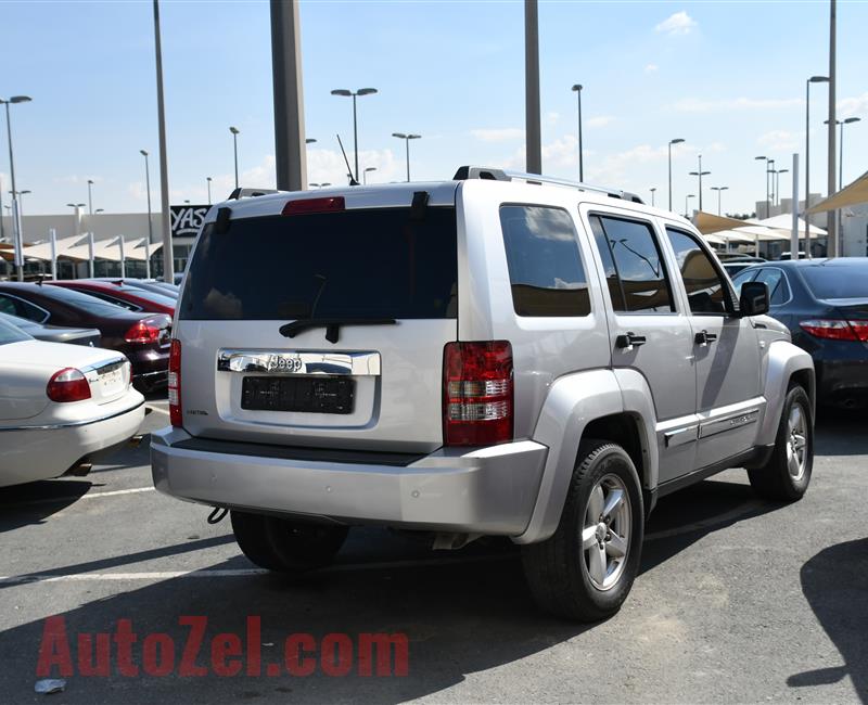 JEEP CHEROKEE MODEL 2010 - SILVER - 243000 KM - V6 - GCC 