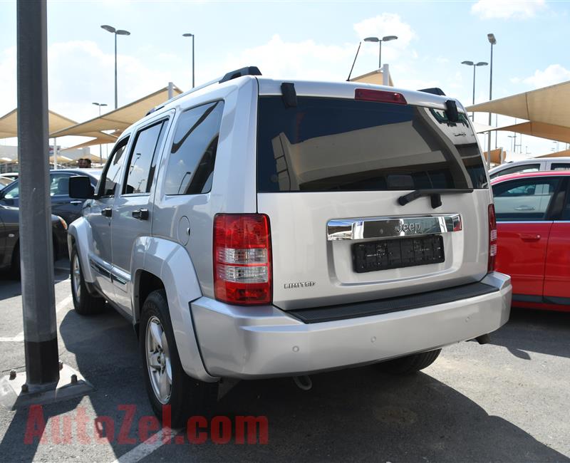 JEEP CHEROKEE MODEL 2010 - SILVER - 243000 KM - V6 - GCC 