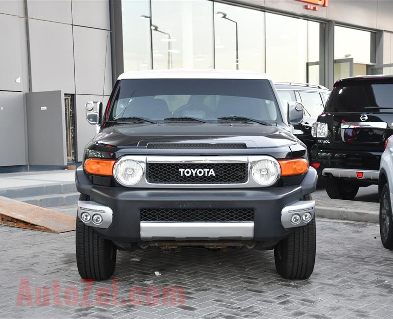 TOYOTA FJ cruiser  MODEL 2012 - BLACK - 230000 km - v6 - gcc 