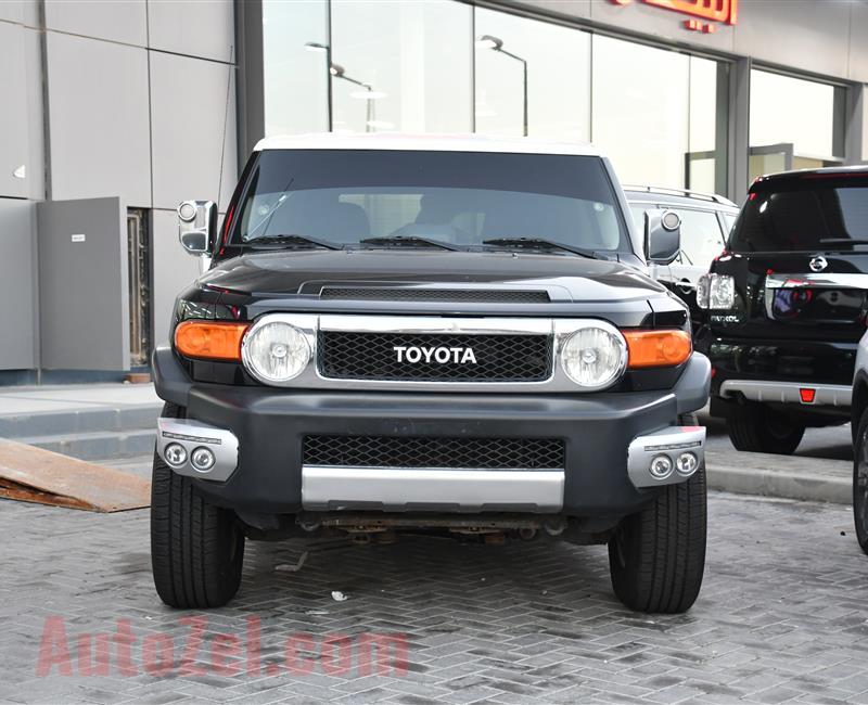 TOYOTA FJ cruiser  MODEL 2012 - BLACK - 230000 km - v6 - gcc 