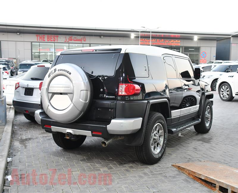 TOYOTA FJ cruiser  MODEL 2012 - BLACK - 230000 km - v6 - gcc 