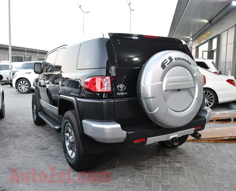 TOYOTA FJ cruiser  MODEL 2012 - BLACK - 230000 km - v6 - gcc 