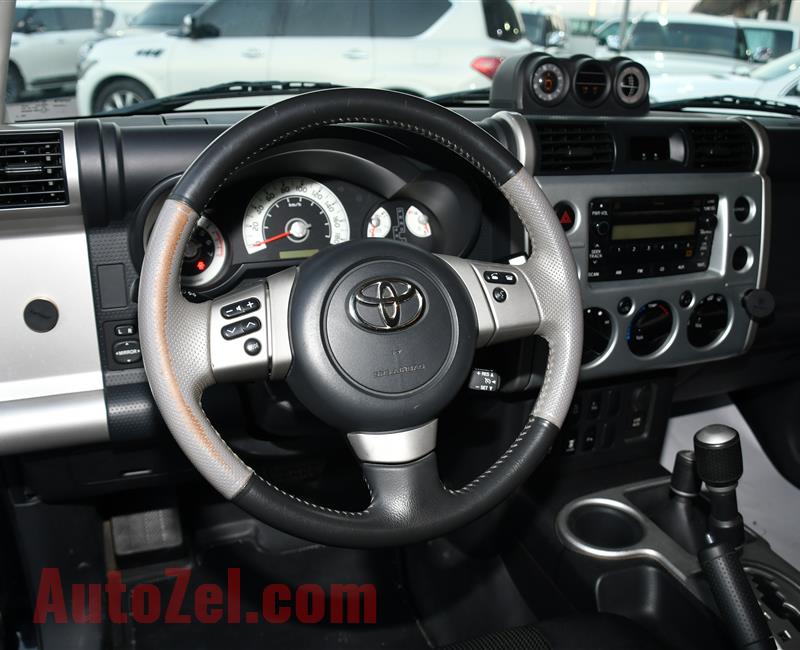 TOYOTA FJ cruiser  MODEL 2012 - BLACK - 230000 km - v6 - gcc 