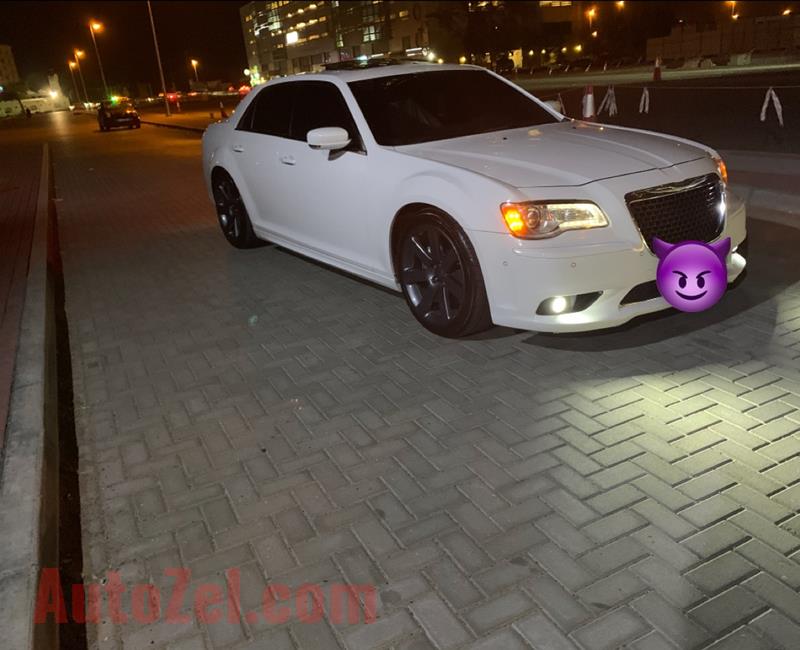 كرايسلر srt8 خليجي قمة في النظافة بدون حوادث بدون صبغ نهائيا 