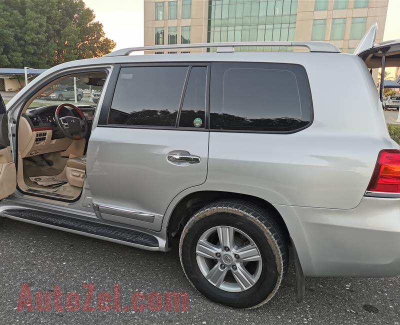 2013 TOYOTA LAND CRUISER FUTTAIM FULL OPTION 