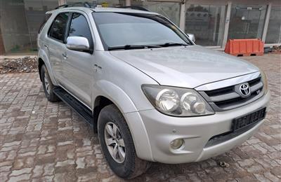 تيوتا فورتشنر موديل 2008 خليجي V6 نظيف 4x4 الممشى 226 الف...